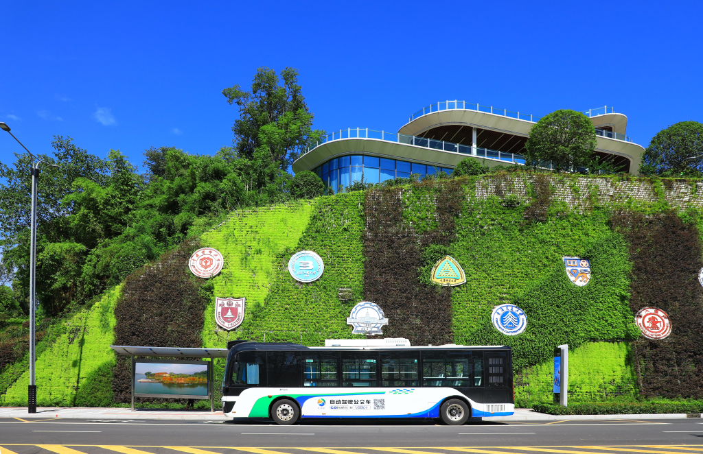 公交車尾屏可顯示前方紅綠燈信息 重慶用“黑科技”寵市民上熱搜